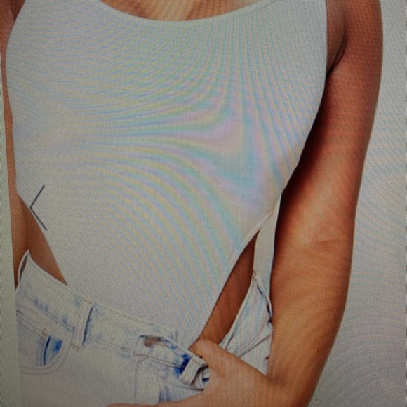 Pretty Little Thing - NWT - Sand Scoop Neck High Leg Bodysuit - Size 0 - Picture 3 of 5